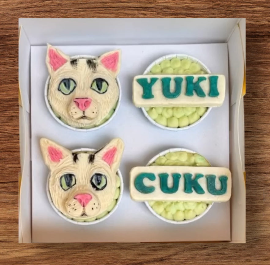 Cupcakes w/custom biscuits for Cats